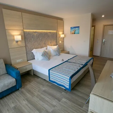 Royal Bay & Aqua Park Hotell 4*